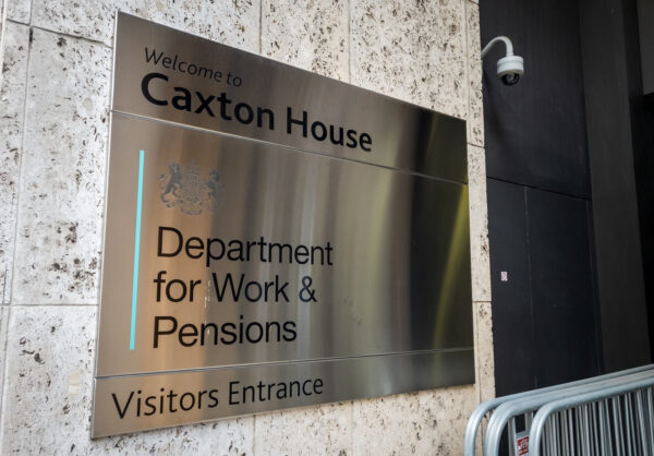 Paradoks pomocy zostaje na kolejne dwa lata. DWP daje, HMRC zabiera
