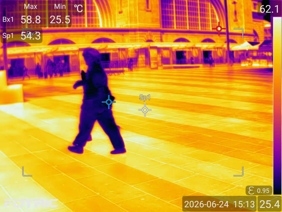 Okolice wejścia do stacji King’s Cross – obrazy termograficzne ujawniają ekstremalnie nagrzane powierzchnie w Londynie. © TI Thermal Imaging / Greenpeace