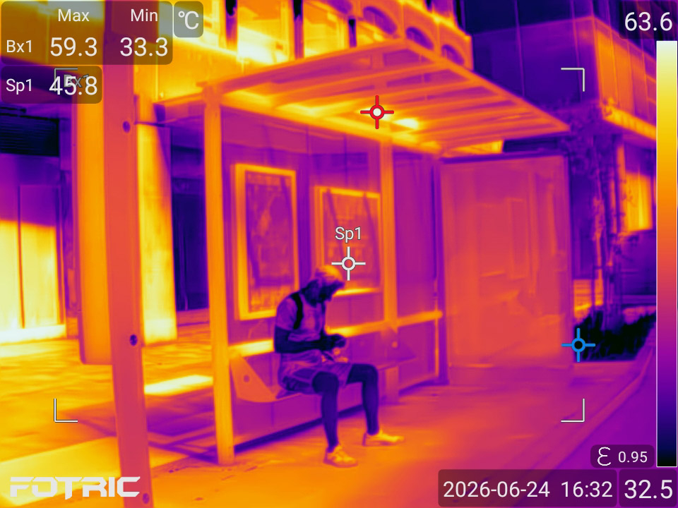 Przsystanek autobusowy przy Coley Street - prawie 60 stopni. © TI Thermal Imaging / Greenpeace