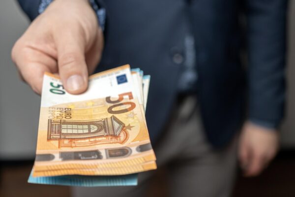 Władze, które nie obniżą zasiłków świadczeniobiorcom ze słabą znajomością języka, będą podlegać karom finansowym