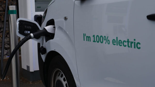 Cła na pojazdy elektryczne między UE a Wielką Brytanią mogą zmniejszyć opłacalność zakupu EV