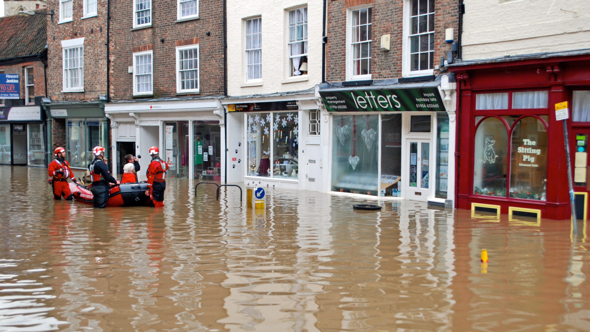 York, Anglia, Wielka Brytania – 28 grudnia 2015 roku: Ekipa ratunkowa pomaga mieszkańcom opuścić budynki przy ulicy Walmgate w Yorku podczas świątecznych powodzi. Foto: Shutterstock