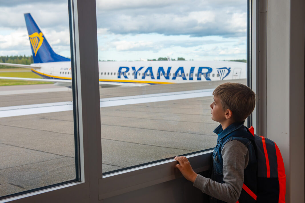 Ryanair wprowadza ważną zasadę. Miejsce obok dziecka to prawo, nie przywilej