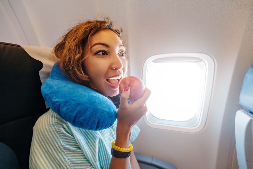 Jedzenie w samolocie pod lupą. Co wolno wnieść na pokład Ryanaira, TUI i easyJet, a czego lepiej unikać?