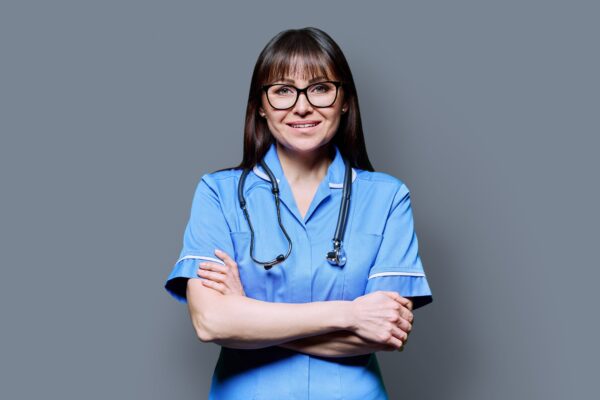 Oferty pracy stałej głównie w opiece zdrowotnej i medycznej. Czy Polakom łatwiej znaleźć pracę stałą niż Brytyjczykom? 