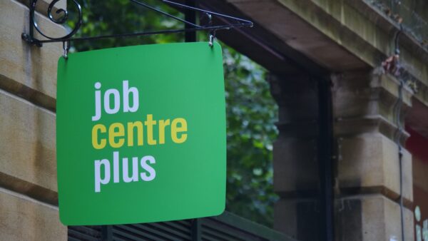 Czy w UK będą odbierać świadczenia DWP? Rząd szuka pieniędzy na zbrojenia