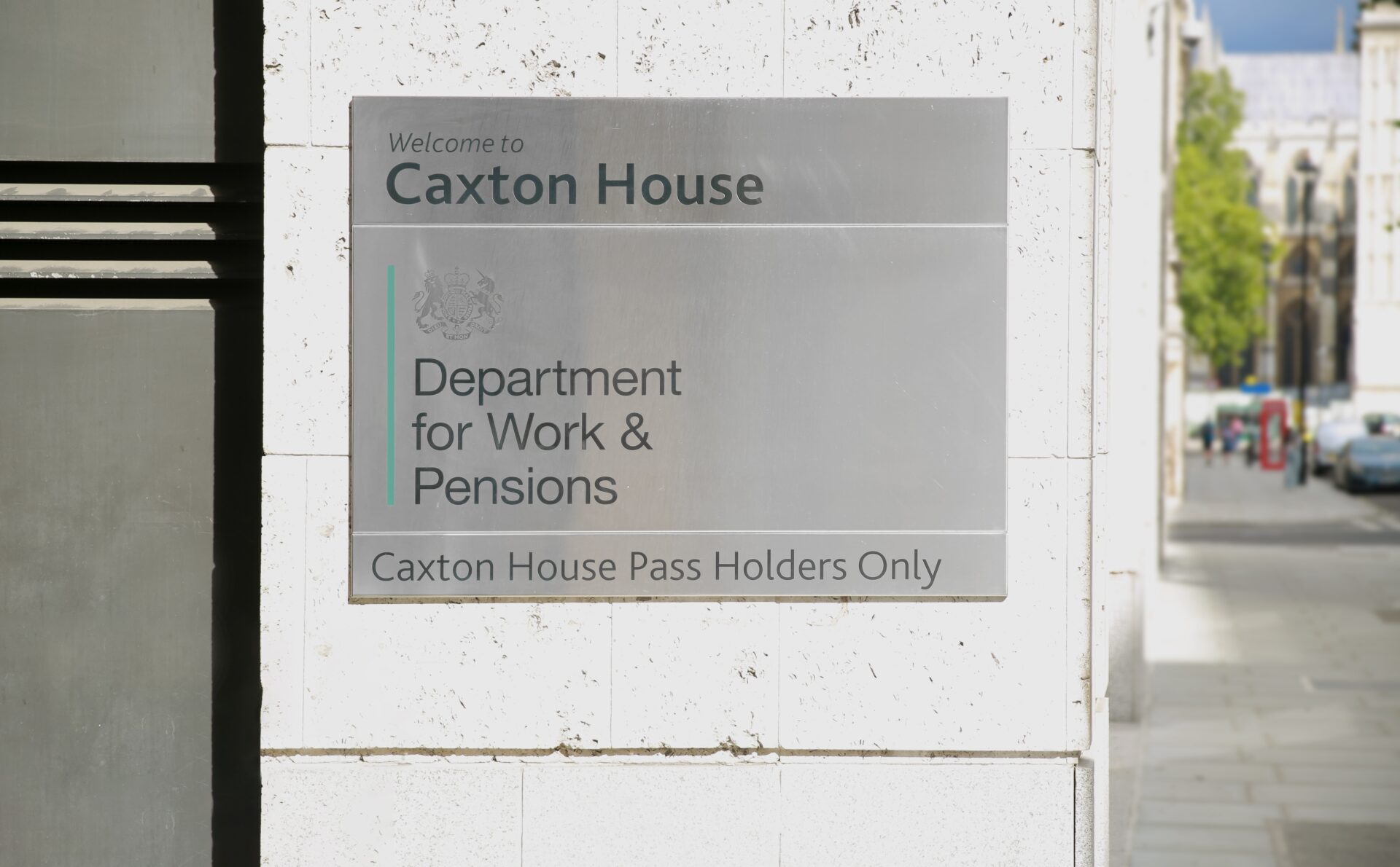 Czy w UK będą odbierać świadczenia DWP? Rząd szuka pieniędzy na zbrojenia