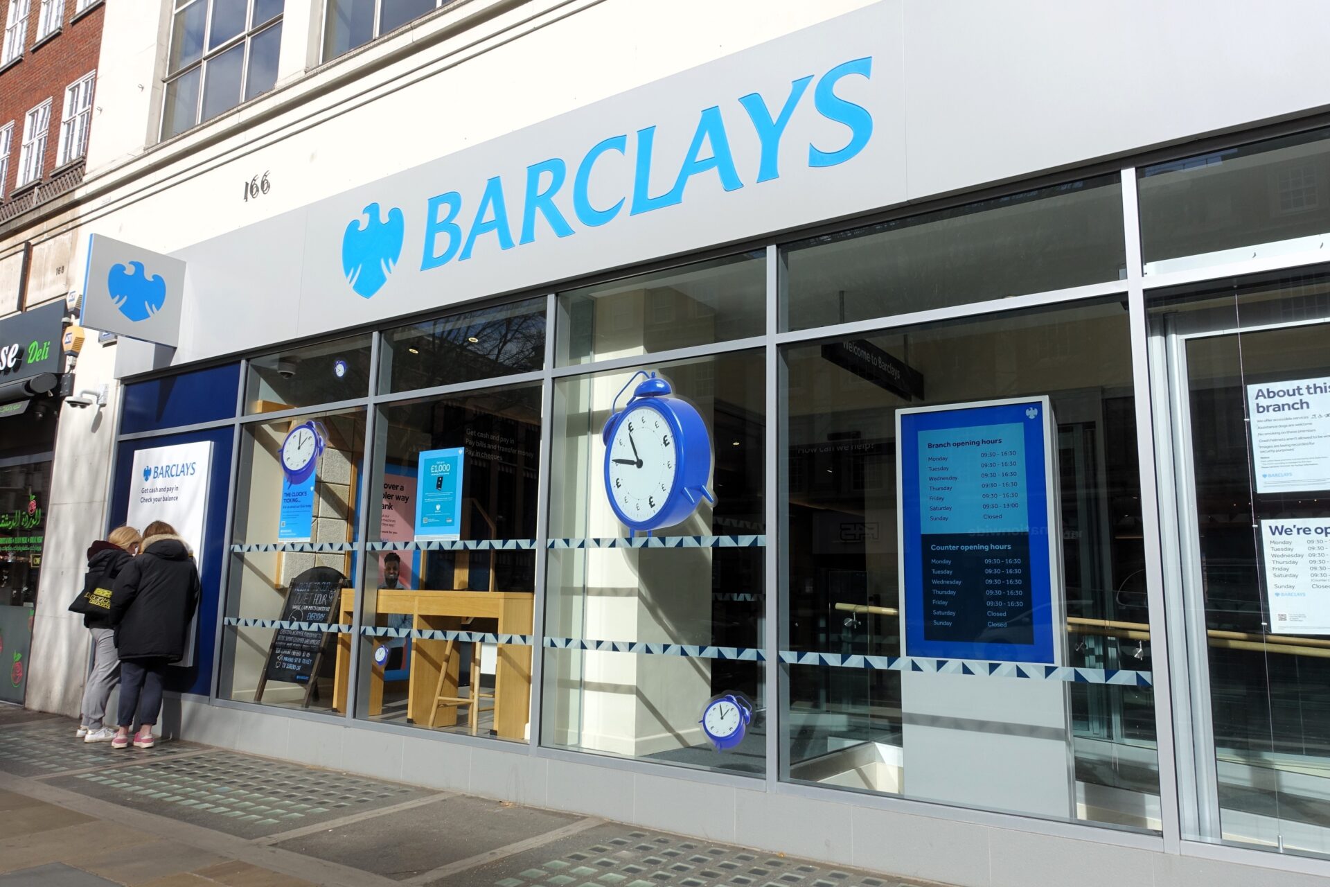 W ciągu ostatniej dekady Barclays zamknął ponad 1200 oddziałów. To więcej niż jakikolwiek inny bank brytyjski. Jednak w 2026 Barclays poinformował, że nie zamierza zamykać żadnych placów w kolejnych dwóch latach. foto: shuttertstock.com