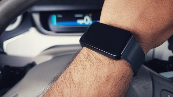 Obecne przepisy dotyczące smartwatchy są niejasne i mogą prowadzić do nieświadomego płacenia przez kierowców za to ceny