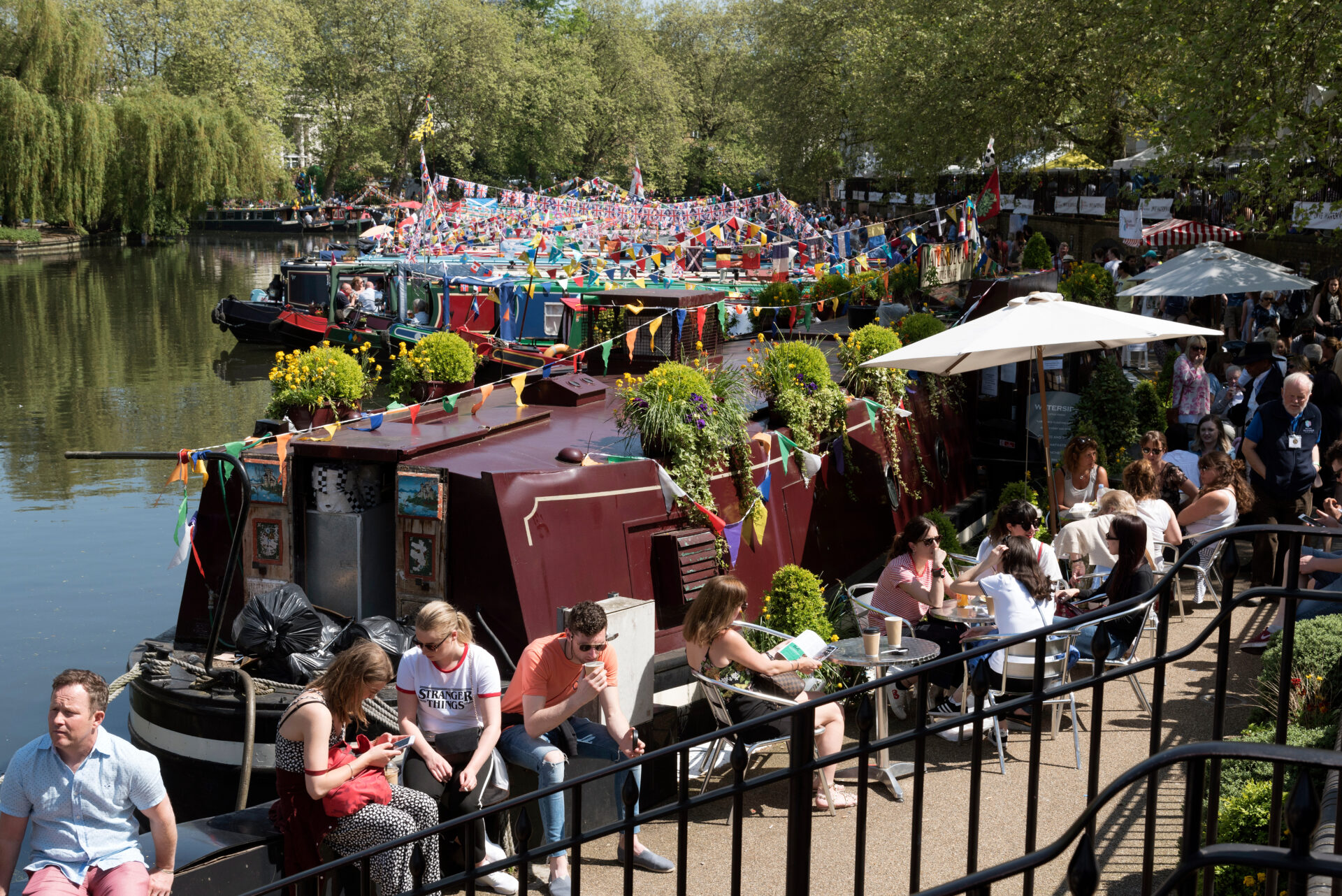 Little Venice Londyn - wiele barek zamieniono w kawiarnie lub sklepiki. Foto: shutterstock.com