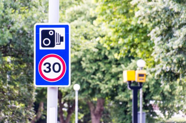 Nowe prawo w UK? Rząd rozważa obowiązkowe ograniczniki prędkości w samochodach