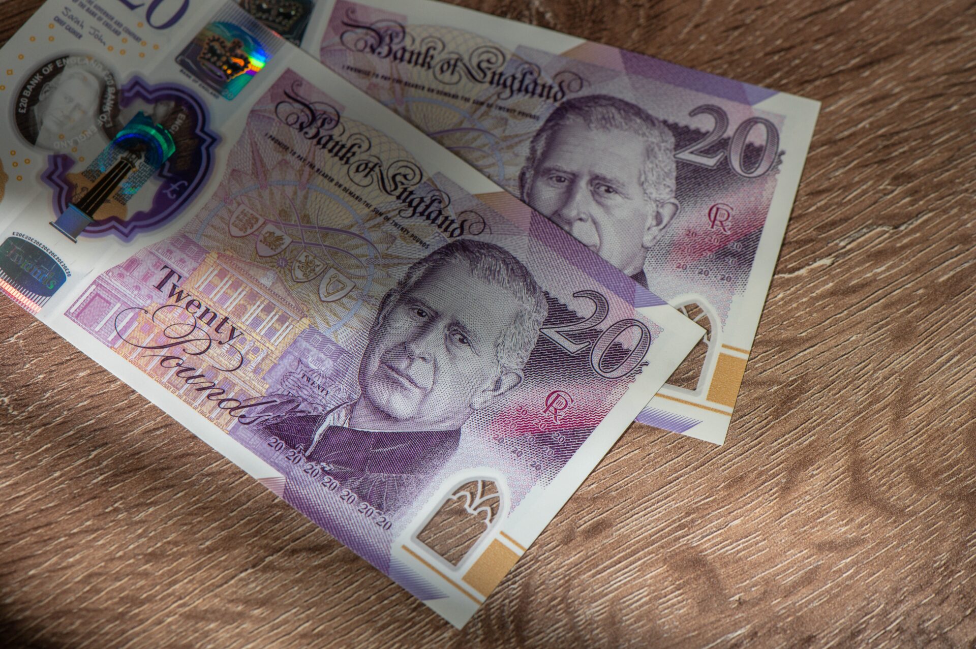 Aktualne banknoty funta brytyjskiego obecnie w obiegu - wszystkie wzory. Foto: shutterstock.com