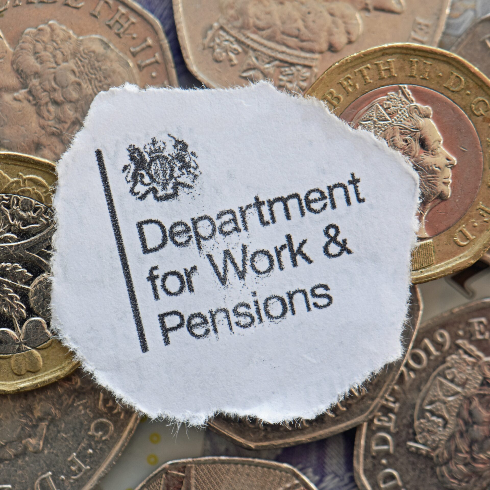 DWP zaciska pętlę wokół beneficjentów, a wewnątrz urzędu wybucha skandal. Kradzieże i wyłudzenia przekroczyły 600 tys. funtów