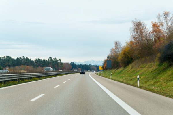 Polak wjechał Volvo na górski szlak. Zwykła osobówka utknęła w bawarskich Alpach