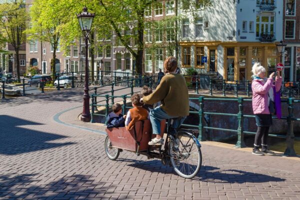 Transport w Holandii nie ogranicza się tylko do rowerów - od przyszłego roku dzieci do 11. roku życia będą mogły korzystać z darmowych tramwajów, autobusów i metra