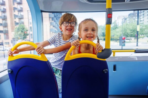 Dzieci w wieku od 5 do 15 lat będą miały prawo do bezpłatnych przejazdów autobusem w Anglii