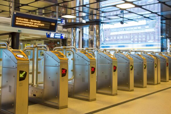 Dzięki bramkom bezdotykowym osoby korzystające z transportu publicznego nie będą musiały wyjmować biletu ani telefonu komórkowego, aby przez nie przejść