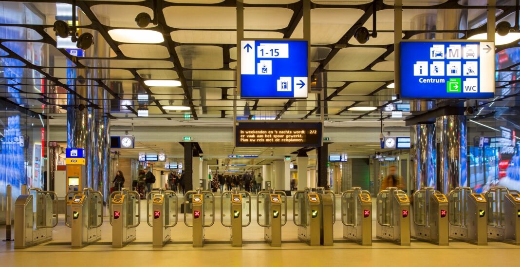 Bramki bezdotykowe w transporcie publicznym w Amsterdamie pomyślnie przeszły testy