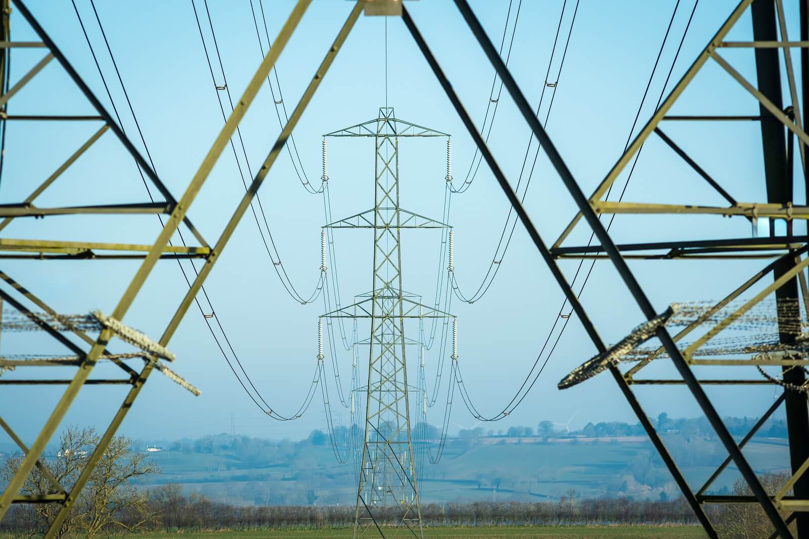 Niższe rachunki za prąd dla osób, które mieszkają niedaleko słupów wysokiego napięcia