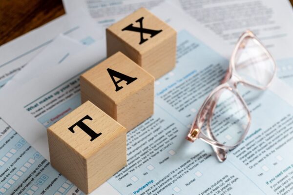 Przez zamrożone progi podatkowe HMRC ściąga większe podatki od oszczędności