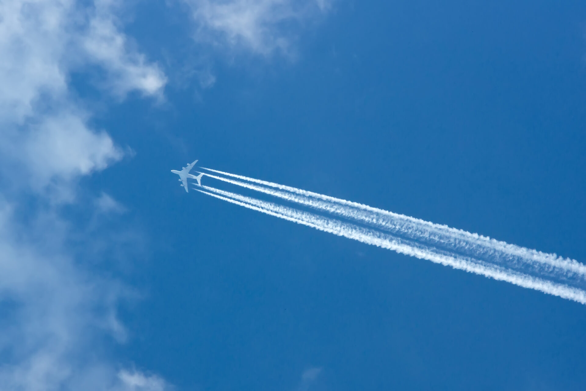 Chemtrails nie istnieją i mamy na to dowody, dzięki Ryanairowi. Foto: shutterstock.com