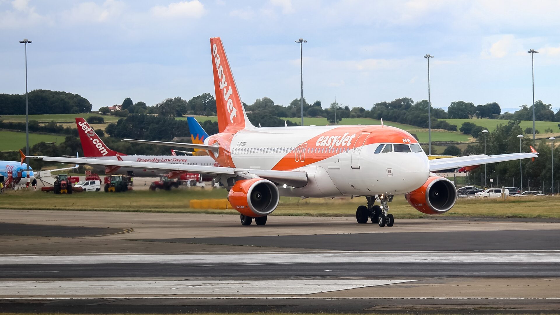 Samolot EasyJet na lotnisku Leeds Bradford. Operator zawiesza loty od stycznia 2027. Foto: Shutterstock