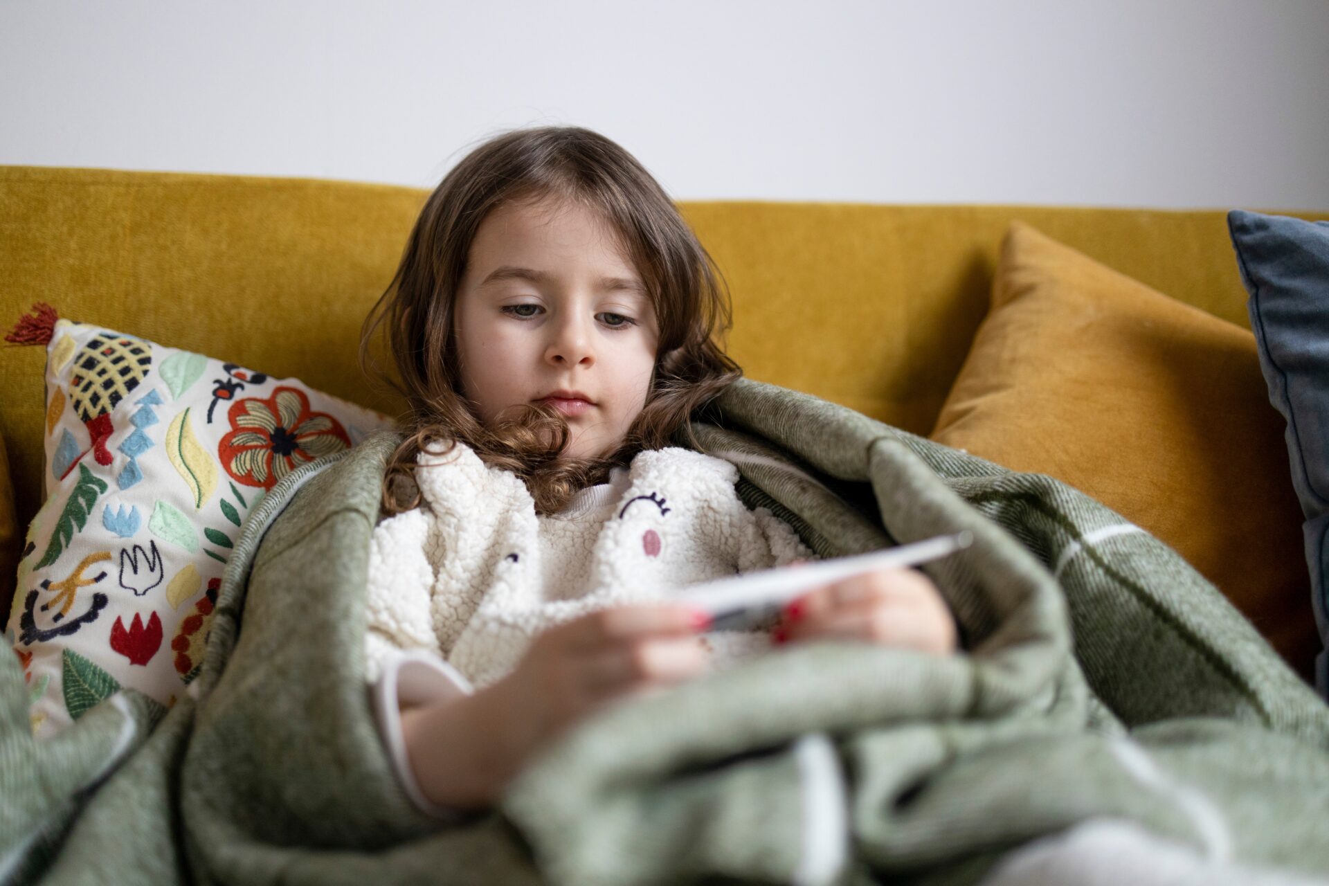 Kiedy chore dziecko może iść do szkoły? Kontrowersyjny poradnik NHS. Foto: Shutterstock