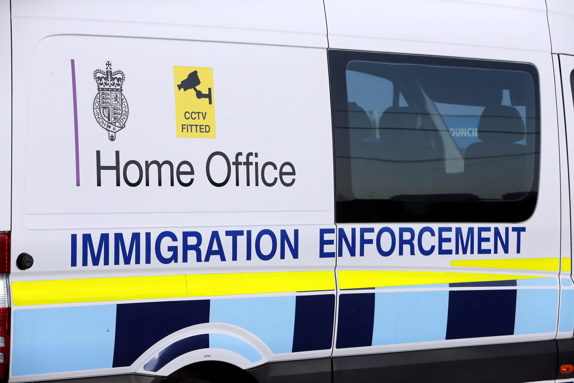 Ponad 1250 zatrzymań w Londynie. Home Office zaostrza walkę z nielegalną pracą