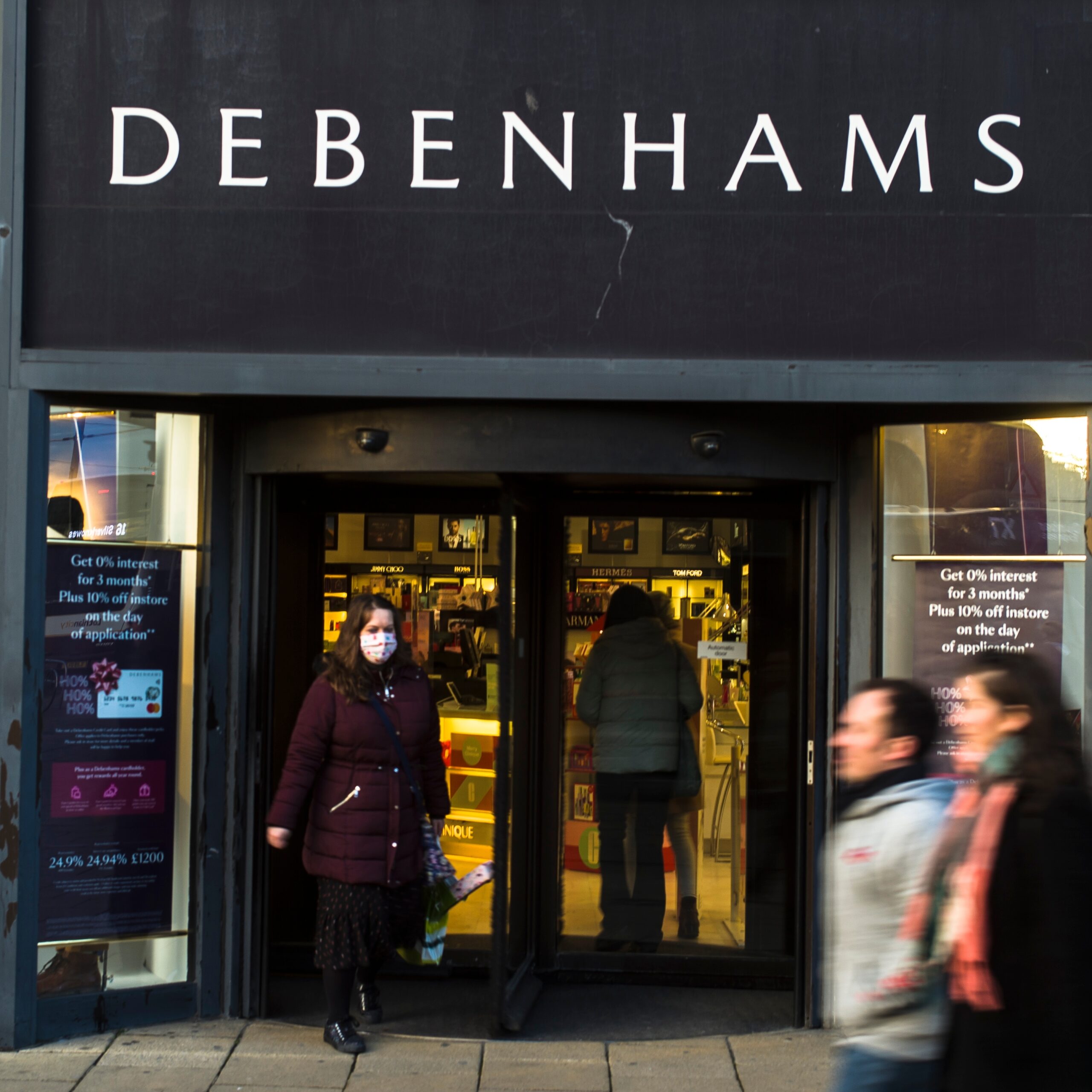 Debenhams powstał w 1778 roku jako pojedynczy sklep w Londynie. Rozrósł się do 178 placówek. Asortyment sprzedawanych towarów obejmował odzież z półki średniej i wyższej, artykuły kosmetyczne, artykuły gospodarstwa domowego oraz meble. Foto: Shutterstock