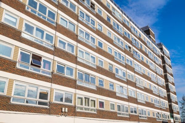 Nowe zasady social housing? Reform UK chce eksmisji za zaniedbane ogrody i bałagan w domu