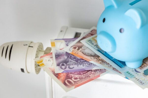 Rachunki dla przeciętnego gospodarstwa domowego korzystającego zarówno z energii elektrycznej, jak i gazu, wzrosną o 60 funtów rocznie 