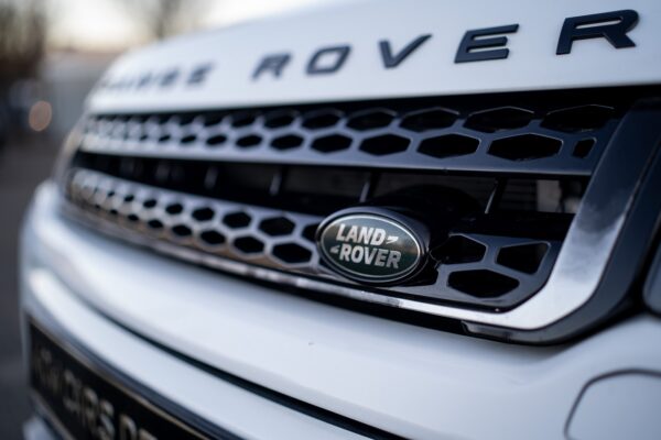 Land Rover traci sprzedaż na rzecz konkurentów z Chin