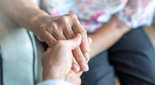 Krajowa służba opieki (Natonal Care Service) miałaby być w pełni finansowana przez państwo