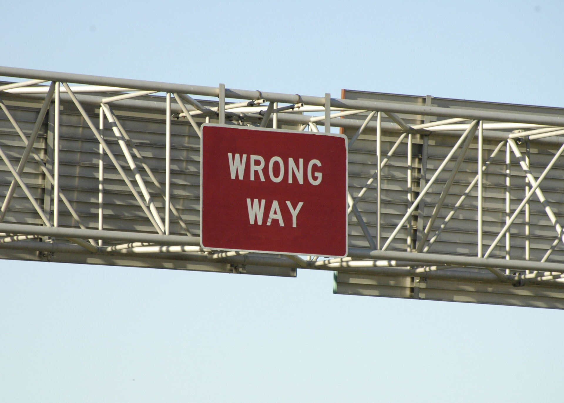 „Wrong Way Driving Challenge”. Już 10 nastolatków zginęło w Anglii i Irlandii. Foto: Shutterstock