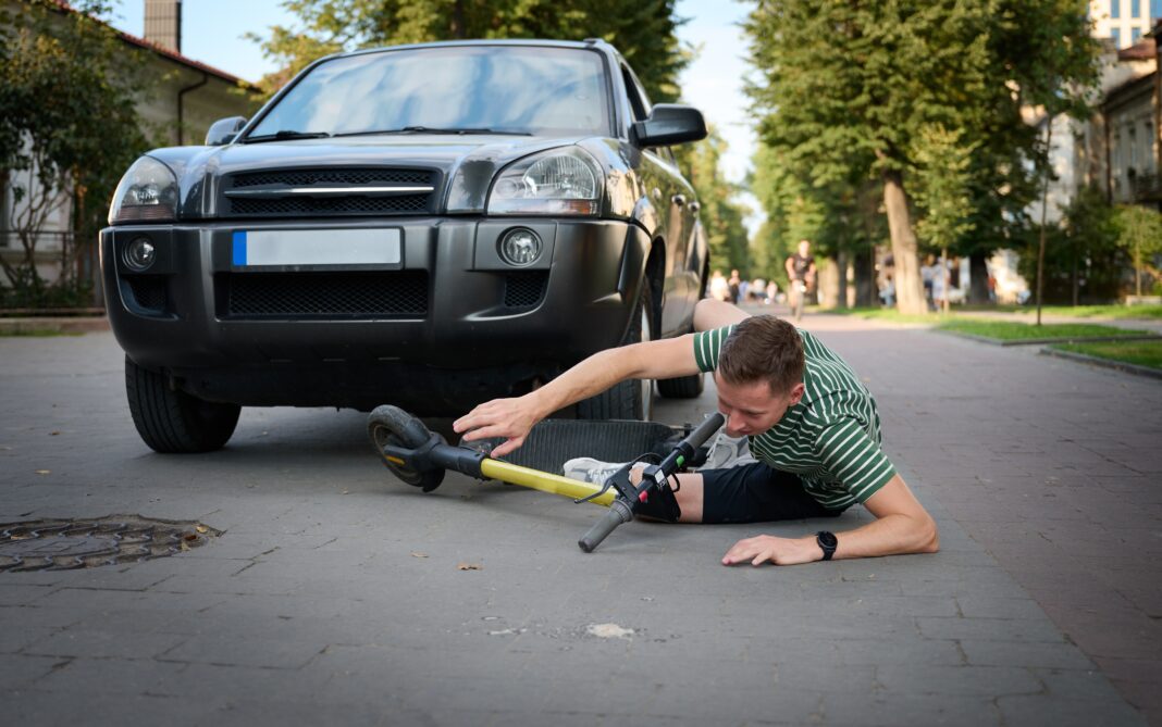 Jak to możliwe, że coraz więcej dzieci trafia do szpitali po wypadkach na hulajnodze elektrycznej, podczas gdy jazda jest legalna od 16 roku życia. foto: Shutterstock