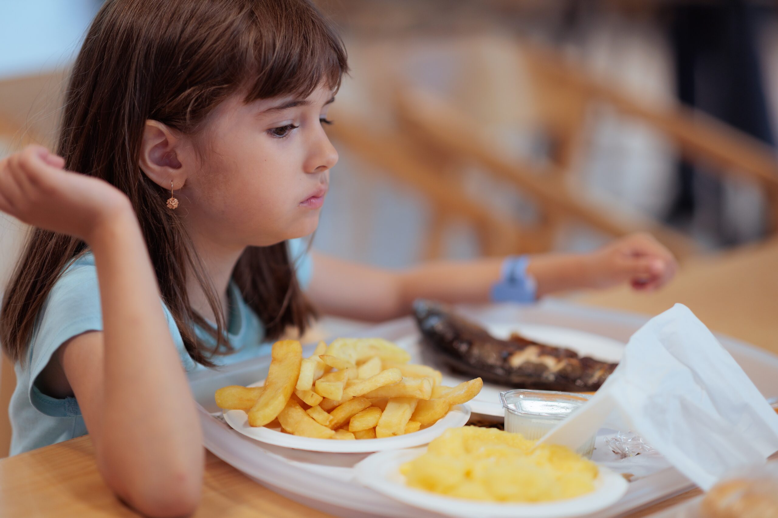 Całkowity zakaz potraw smażonych na szkolnych stołówkach, oznacza, że z menu znikną fish and chips. Wielu rodziców oburza ten fakt, ponieważ jest to tradycyjna potrawa. Foto: Shutterstock