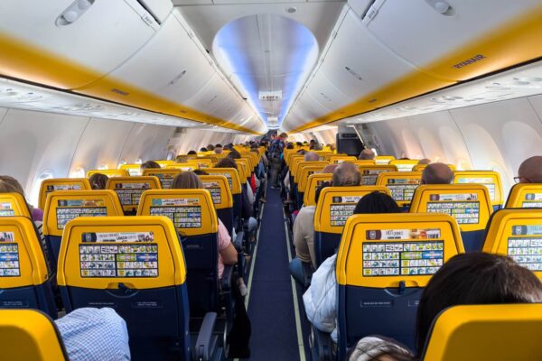 Zgodnie z obowiązującymi w Ryanairze zasadami zarówno „palenie” jak i ładowanie e-papierosa w samolocie jest surowo zabronione