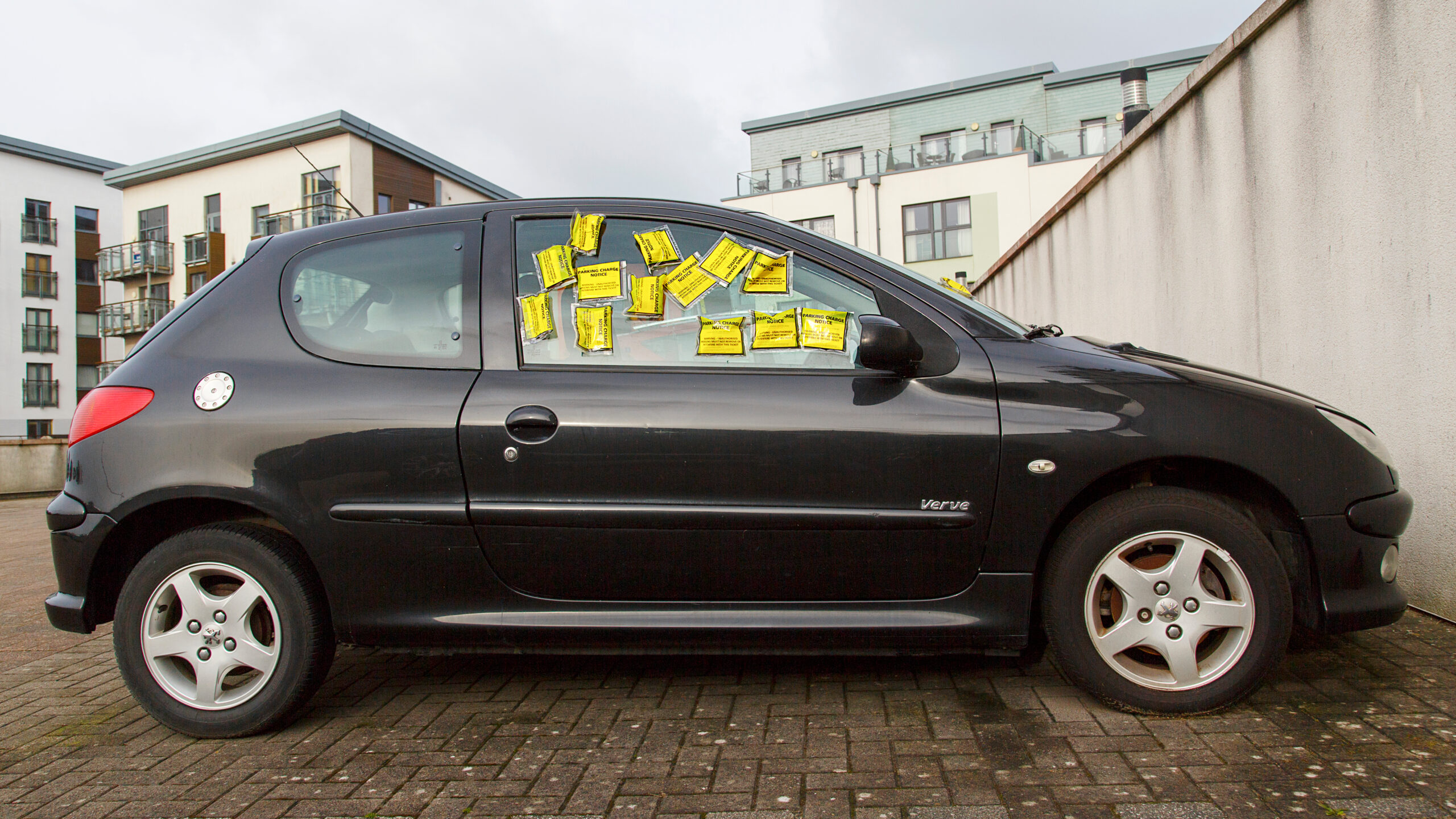 Operatorzy parkingów mogą narzucać dowolne zasady na swoich obiektach, które wszędzie są inne. Praktycznie nikt nie czyta regulaminu każdego parkingu na którym się zatrzymuje. Foto: Shutterstock