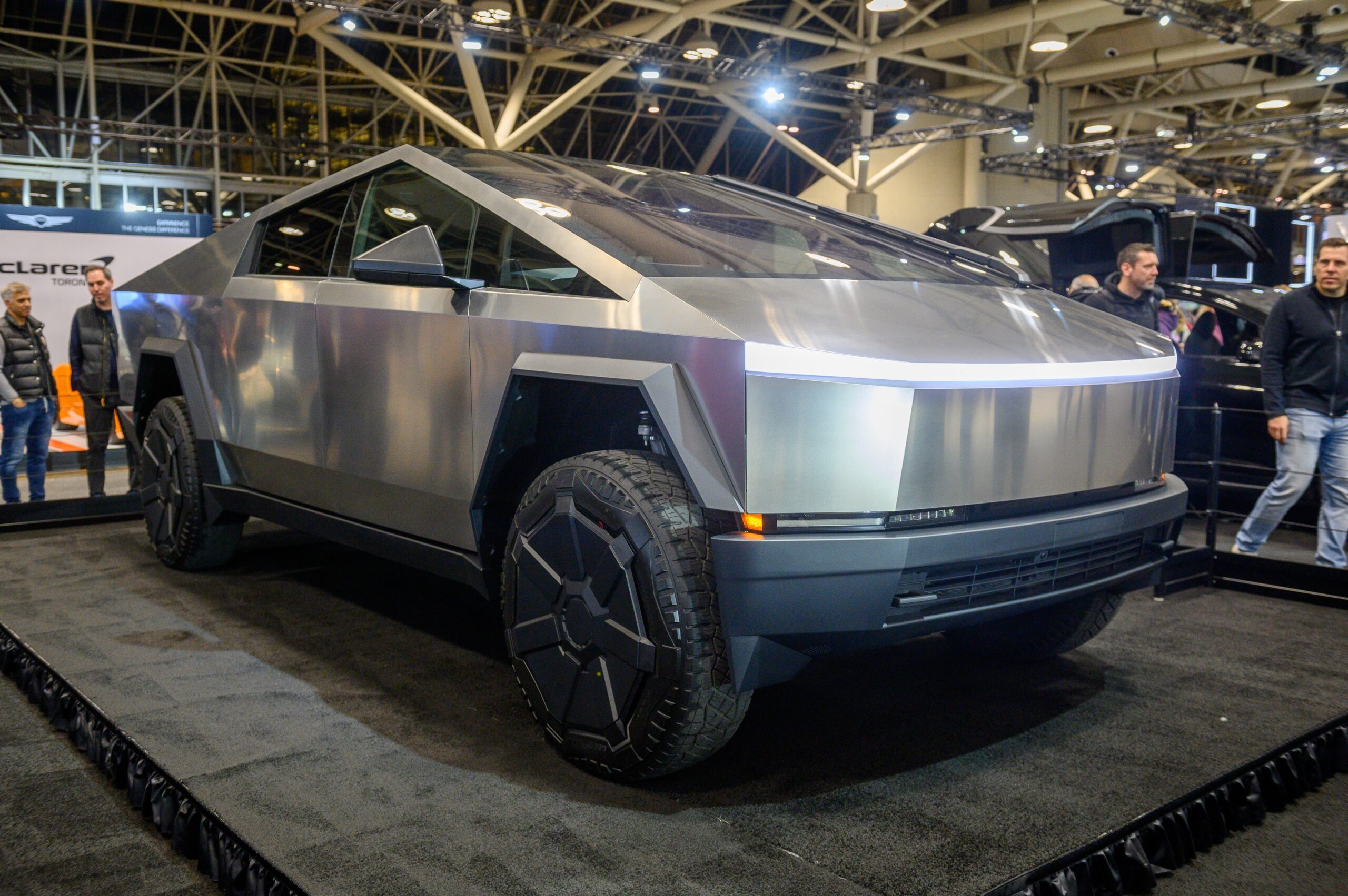 Tesla Cybertruck nie tylko nie spełnia norm europejskich, ale wyraźnie od nich odbiega. <yoastmark class=