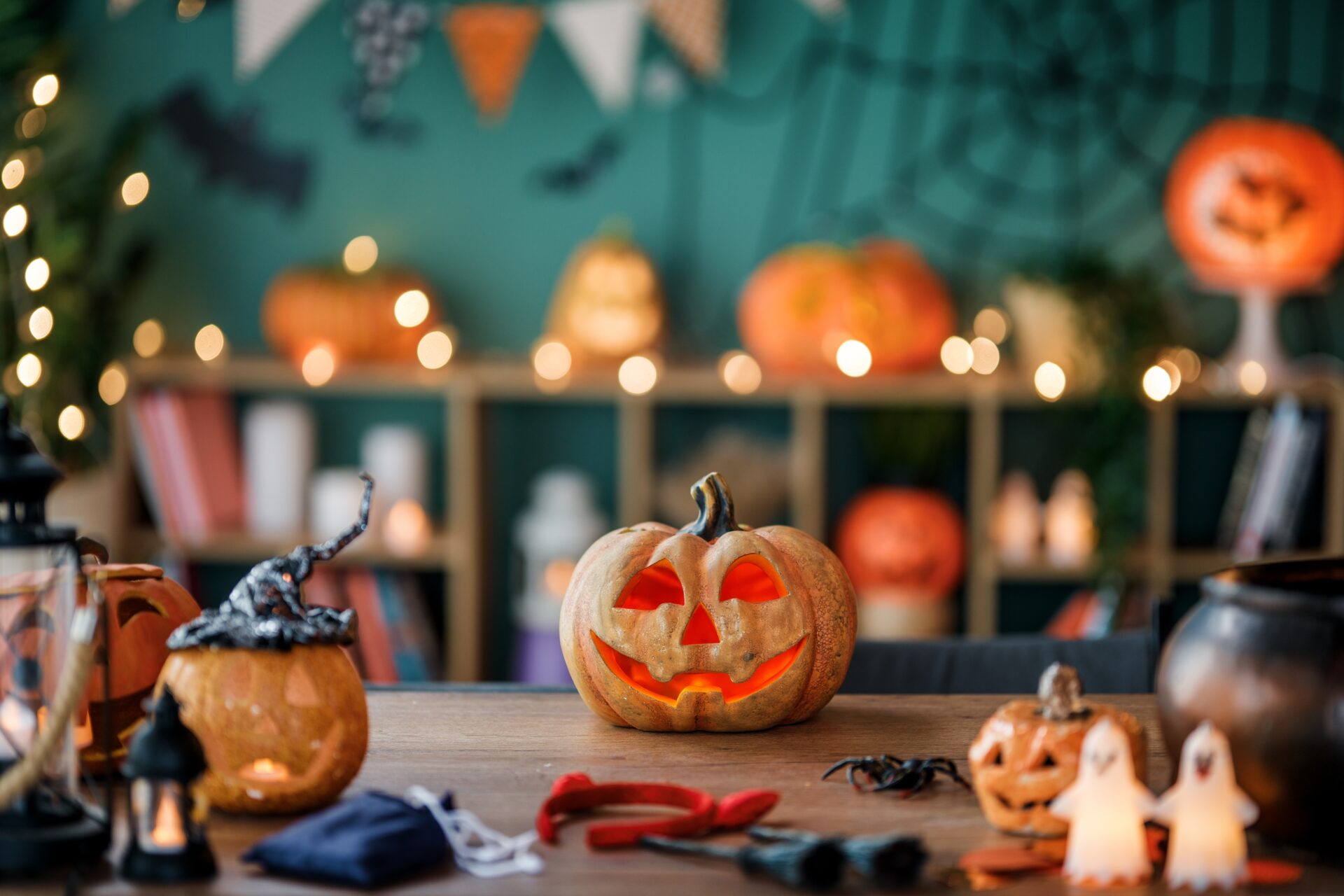 Dekoracje na Halloween z Primarka mogą zawierać azbest. Szokująca informacja dla kupujących w sklepie. Foto: Przykładowe dekoracje Halloween. Shutterstock.