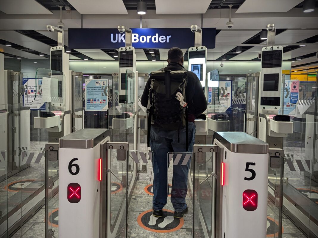 Dzięki nowej technologi czas kontroli paszportowej skróci się znacząco. Zaś pasażerowie lądujący w UK i posiadający paszport biometryczny nie będą w ogóle musieli go wyciągać. Foto: Shutterstock