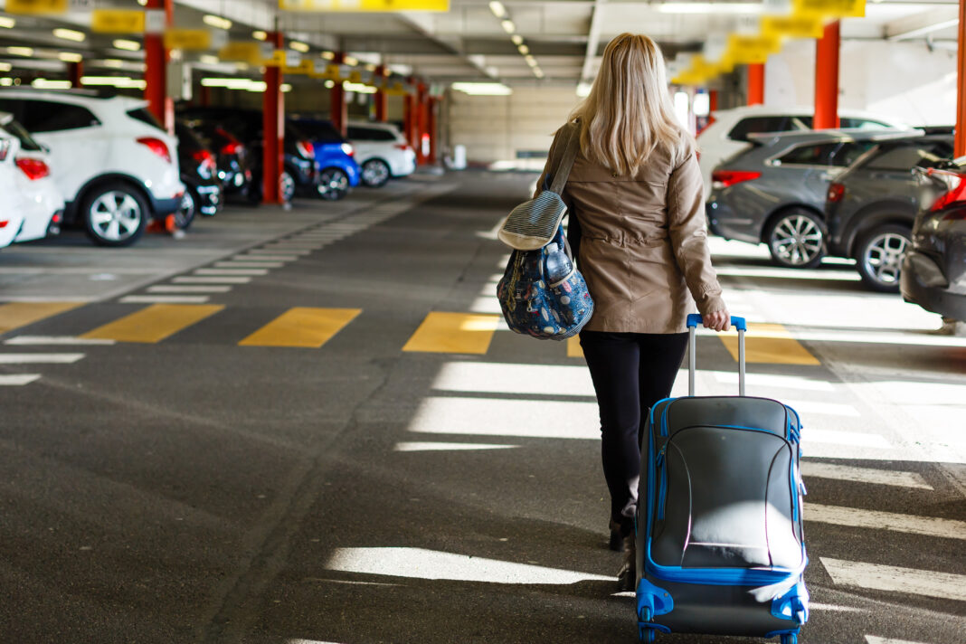 Jak bezpiecznie zostawić samochód elektryczny na lotnisku? Foto: Shutterstock