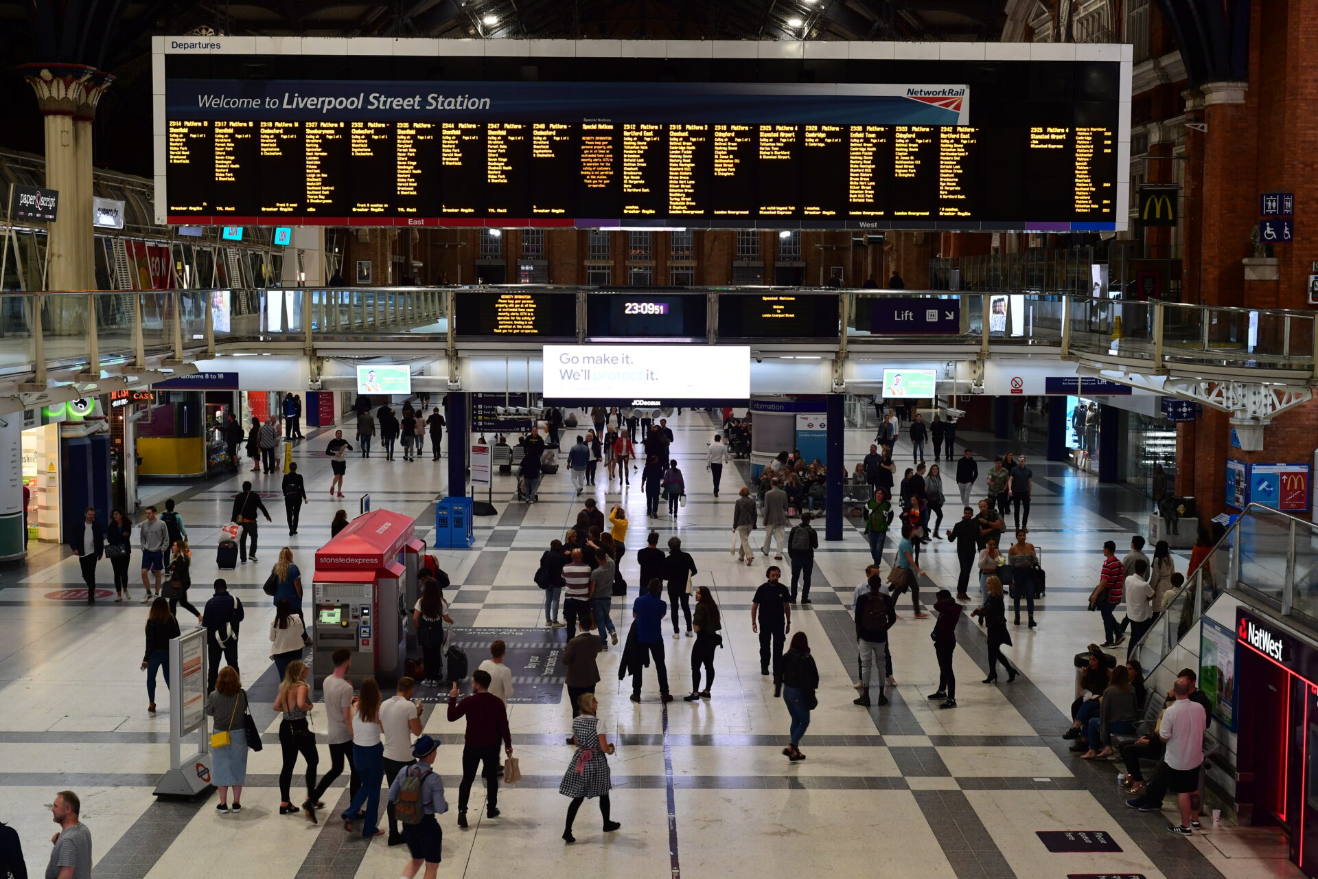 Liverpool Street Station. Za spóźniony lub odwołany pociąg w Wielkiej Brytanii może należeć się nam rekompensata. Foto: National Rail Press Office